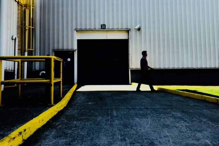 Interior de un depósito fiscal con mercadería almacenada bajo control aduanero